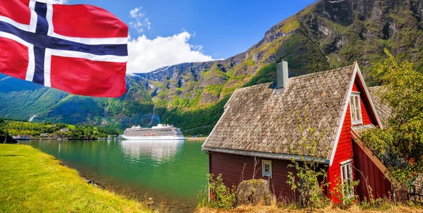 Red cottage against cruise ship in fjord, Flam, Norway — Stock Photo, Image