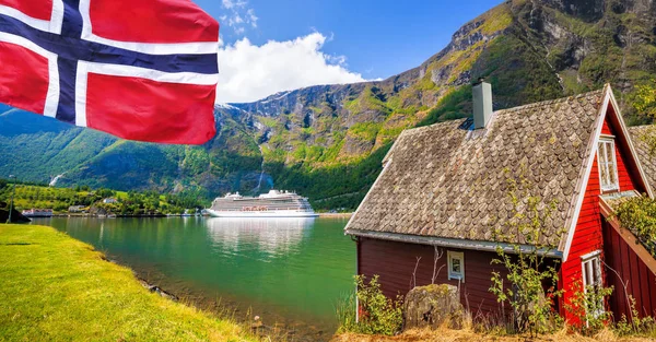 Red cottage against cruise ship in fjord, Flam, Norway — Stock Photo, Image