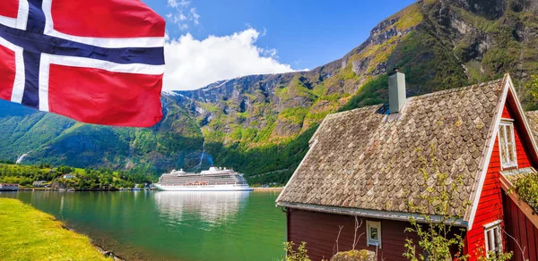 Casa de campo vermelha contra navio de cruzeiro no fiorde, Flam, Noruega — Fotografia de Stock