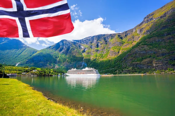 Cruise ship in the port of famous Flam, Norway. — Stock Photo, Image