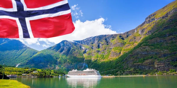 Cruise ship in the port of famous Flam, Norway. — Stock Photo, Image