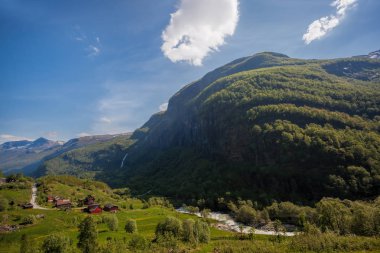Norveç Flam bağlantı noktası yakınındaki derin vadi