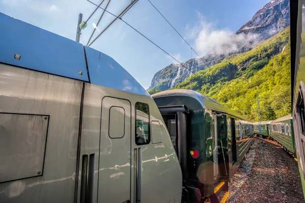 Zug zwischen Fjorden, Eisenbahn von Flam nach Myrdal in Norwegen — Stockfoto