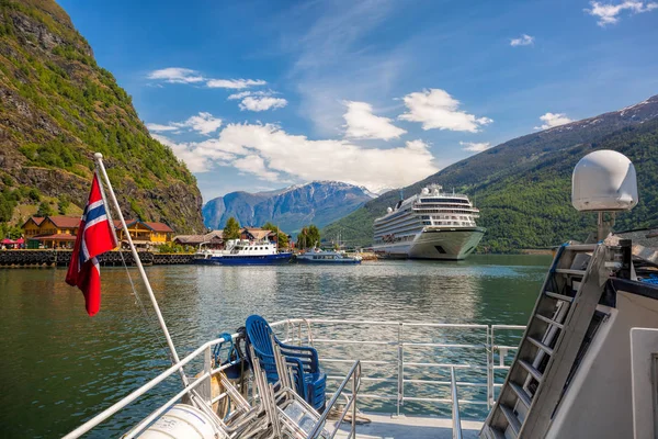 Aldeia do porto de Flam com navios no fiorde, Noruega — Fotografia de Stock