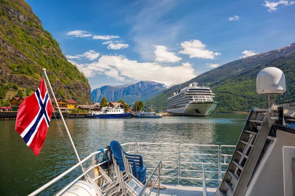 Poort van Flam dorp met schepen in fjord Noorwegen — Stockfoto