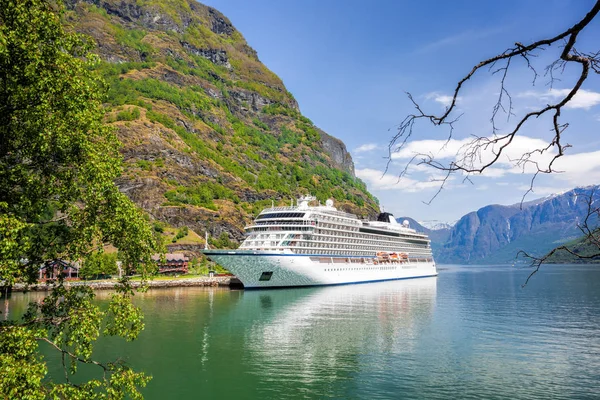 Port of Flam with cruise ship in Norway — Stock Photo, Image