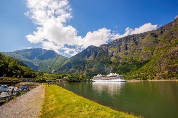 Porto de Flam com navio de cruzeiro na Noruega — Fotografia de Stock