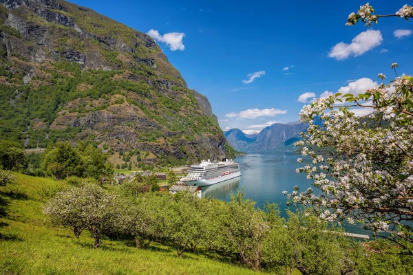 Primavera com navio de cruzeiro em fiorde, Flam, Noruega — Fotografia de Stock