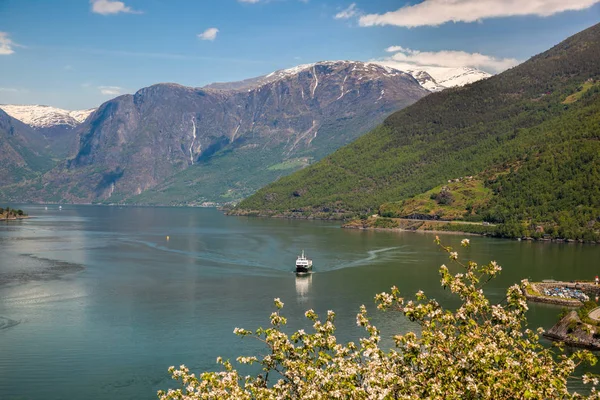 Wiosna z statek wycieczkowy w fjord, Flam, Norwegia — Zdjęcie stockowe