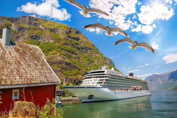 Порт Флам с круизным судном в Норвегии — стоковое фото