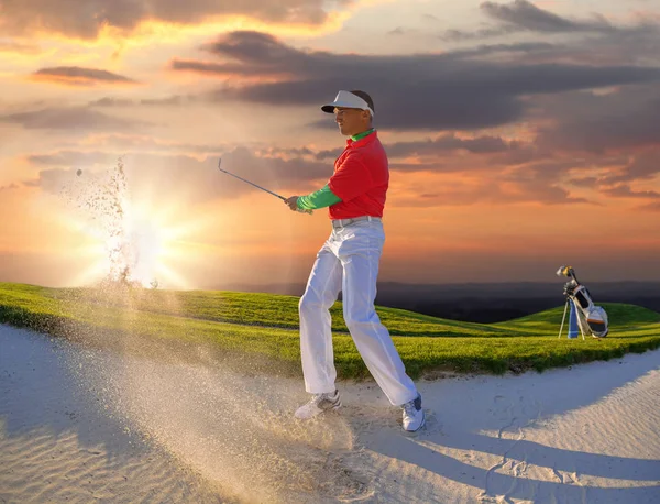 Mann spielt Golf gegen Sonnenuntergang — Stockfoto