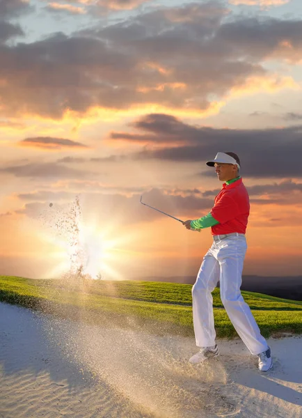 Homme jouant au golf contre le coucher du soleil — Photo