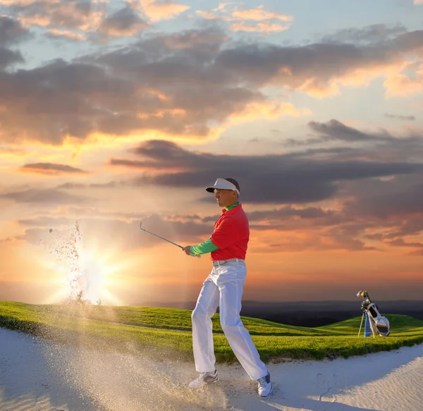 Mann spielt Golf gegen Sonnenuntergang — Stockfoto