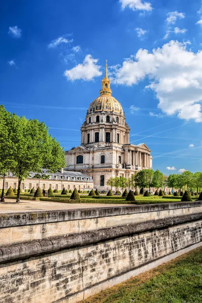 París con Les Invalides durante la primavera, famoso hito en Francia — Foto de Stock