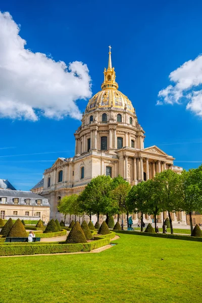 Paris avec Les Invalides au printemps, célèbre monument en France — Photo