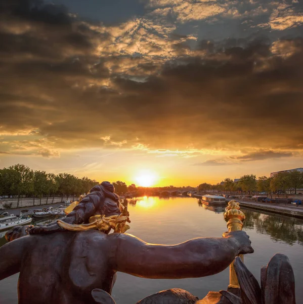 Puente de Alexandre III contra el colorido atardecer en París, Francia — Foto de Stock