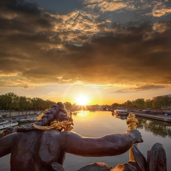 Alexandre Iii bron mot färgsprakande solnedgång i Paris, Frankrike — Stockfoto