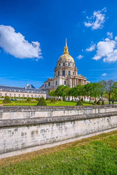Paris dengan Les Invalides selama musim semi, tengara terkenal di Perancis — Stok Foto