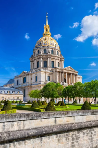 Paris avec Les Invalides au printemps, célèbre monument en France — Photo