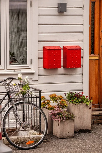 Wooden house with bike against red postboxes in Bergen. UNESCO World Heritage Site, Norway — Stock Photo, Image