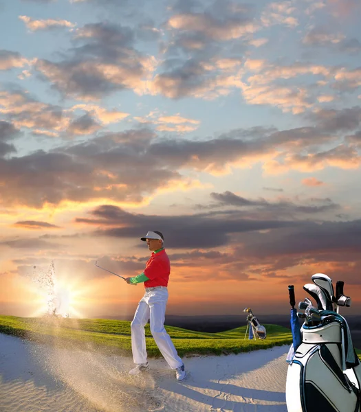 Uomo che gioca a golf contro il tramonto colorato — Foto Stock