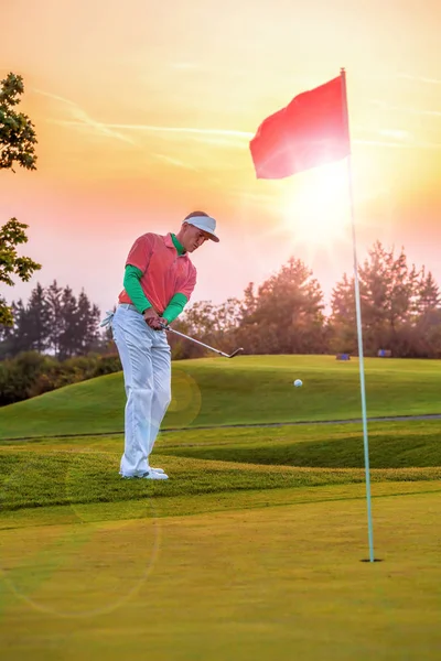 カラフルな夕日に対してゴルフ男 — ストック写真