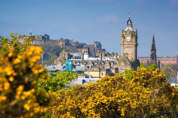 Zobacz stare miasto Edynburg z kwiatów wiosną w Szkocji — Zdjęcie stockowe