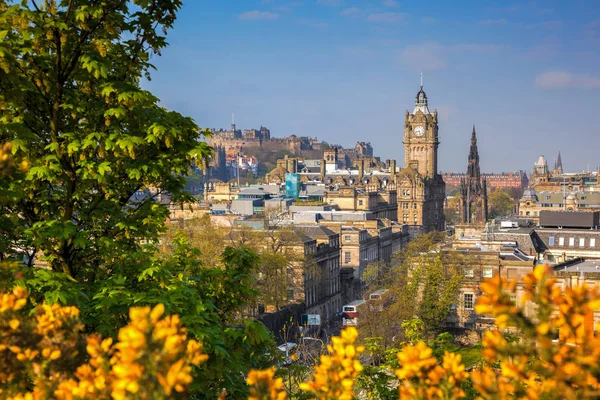 Bekijken van de oude stad Edinburgh met bloemen in het voorjaar in Schotland — Stockfoto