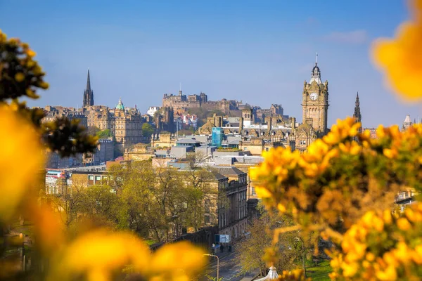 Bekijken van de oude stad Edinburgh met bloemen in het voorjaar in Schotland — Stockfoto