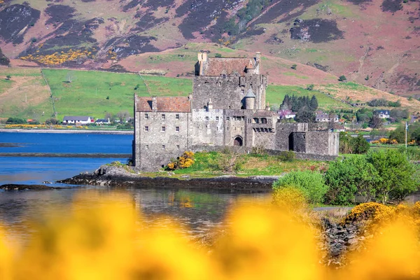 Il castello di Eilean Donan durante la primavera nelle Highlands scozzesi — Foto Stock