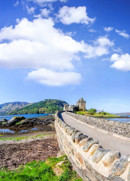 El Castillo de Eilean Donan durante la primavera en las Highlands de Escocia — Foto de Stock