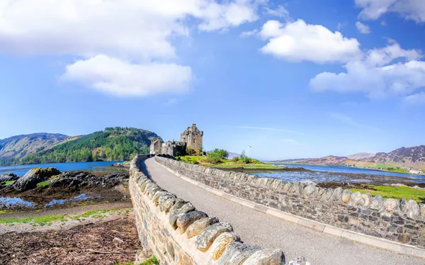 El Castillo de Eilean Donan durante la primavera en las Highlands de Escocia —  Fotos de Stock