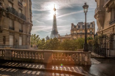 Romantik sokak görünümü ile Eyfel Kulesi Paris, Fransa