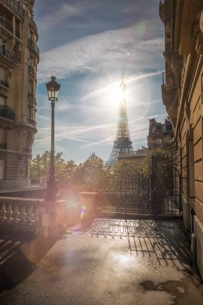 Romantyczny street widok z wieży Eiffla w Paryżu, Francja — Zdjęcie stockowe