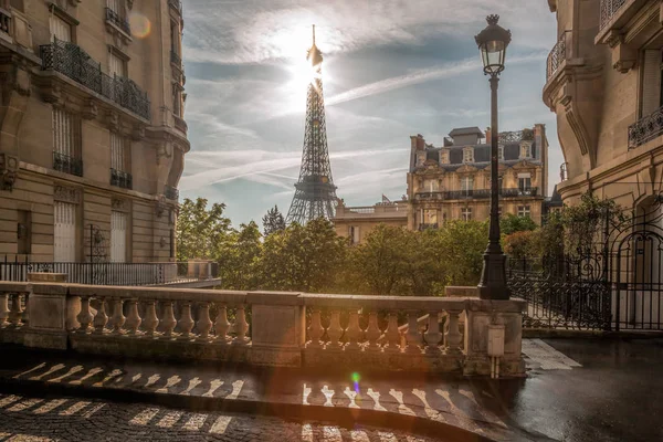 Romantický street view s Eiffelovou věží v Paříži — Stock fotografie