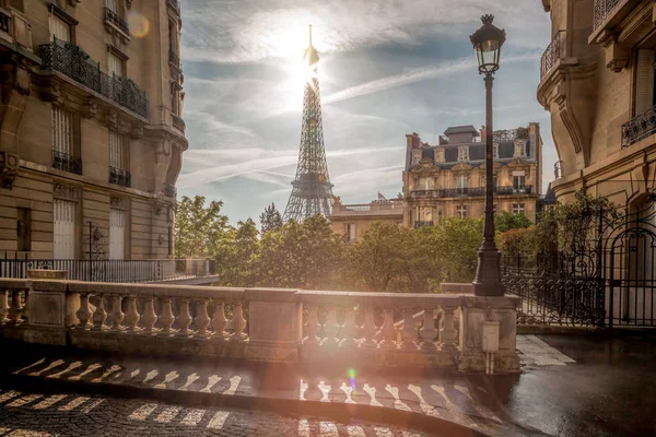 Romantický street view s Eiffelovou věží v Paříži — Stock fotografie
