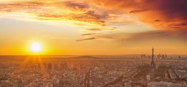Paris mit Eiffelturm gegen bunten Sonnenuntergang in Frankreich — Stockfoto