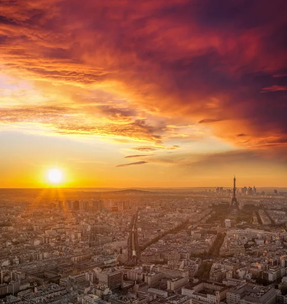 Paris avec Tour Eiffel contre le coucher de soleil coloré en France — Photo