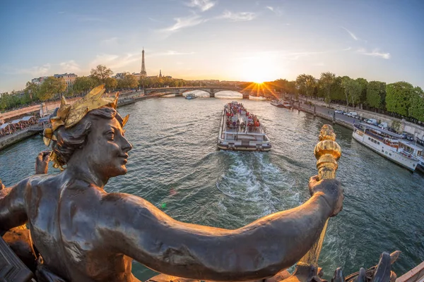 Alexandre Iii most v Paříži proti Eiffelova věž s lodí na Seine, Francie — Stock fotografie