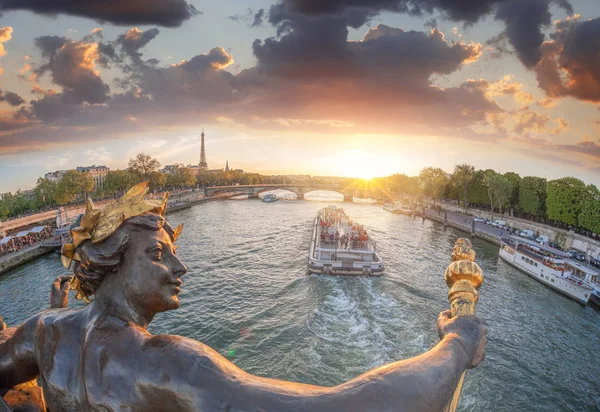 Мост Александра III в Париже против Эйфелевой башни на лодке на Сене, Франция — стоковое фото