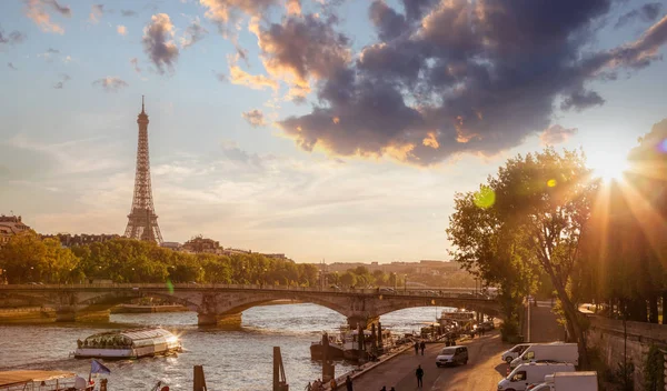 París con la Torre Eiffel contra el colorido atardecer en Francia — Foto de Stock
