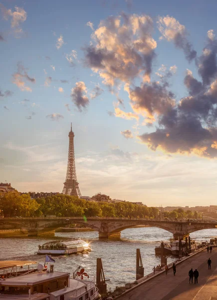 Paryż z wieży Eiffla przeciwko kolorowy zachód słońca we Francji — Zdjęcie stockowe