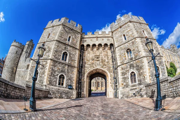 Windsor kasteel met poort in de buurt van London, Verenigd Koninkrijk — Stockfoto