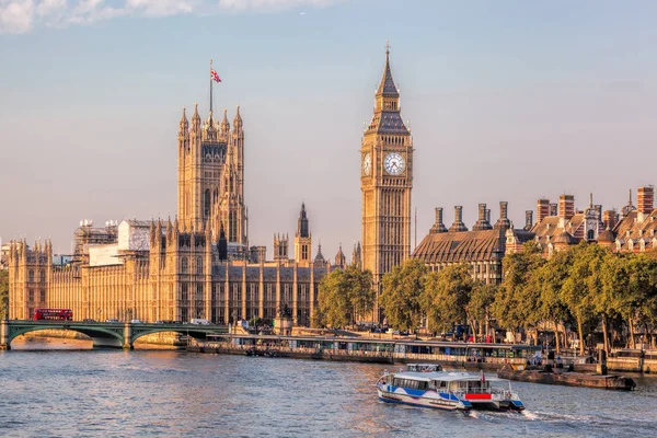 Big Ben e Casas do Parlamento com barco em Londres, Inglaterra, Reino Unido — Fotografia de Stock