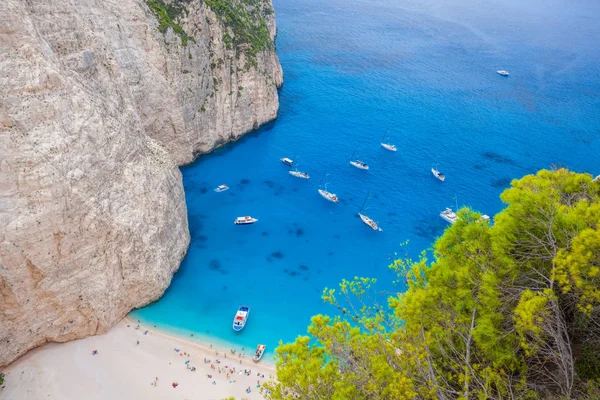 Spiaggia di Navagio con yacht sull'isola di Zante in Grecia — Foto Stock
