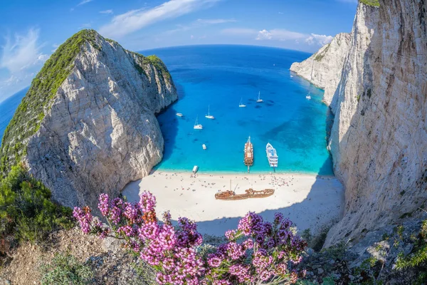 Plaża Navagio z wrakiem statku i kwiatami na wyspie Zakynthos, Grecja — Zdjęcie stockowe
