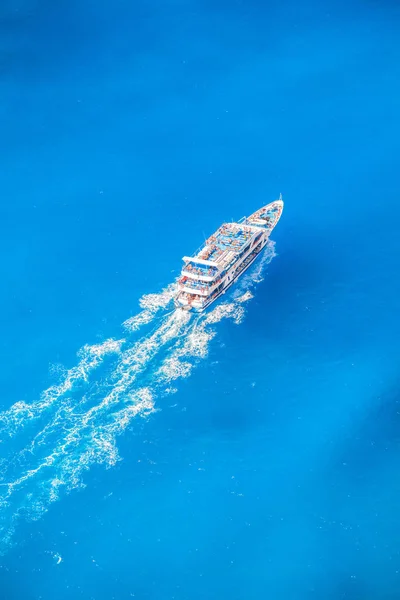 旅游船在希腊扎金索斯岛 — 图库照片