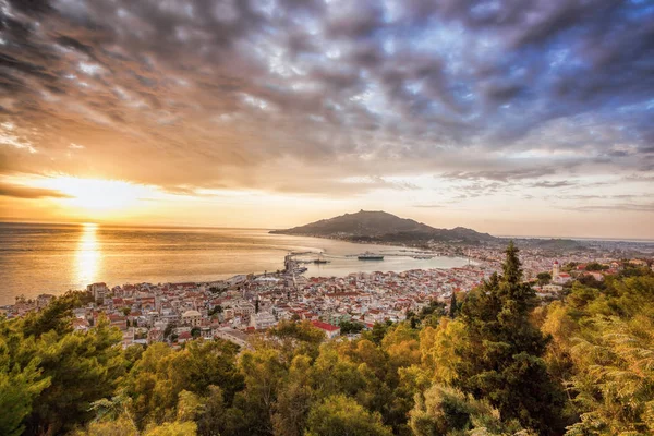 Ville de Zante au lever du soleil sur l'île de Zante en Grèce — Photo