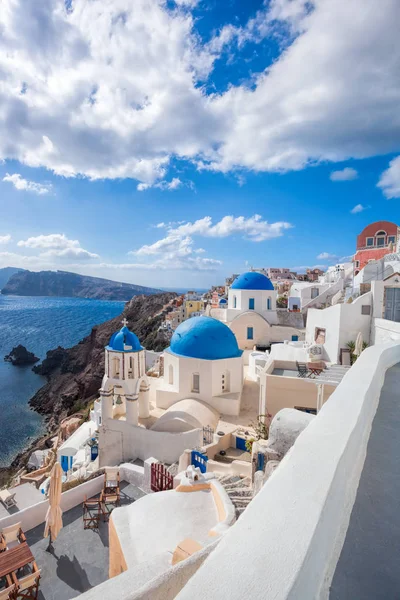 Hermoso pueblo de Oia en la isla de Santorini en Grecia — Foto de Stock