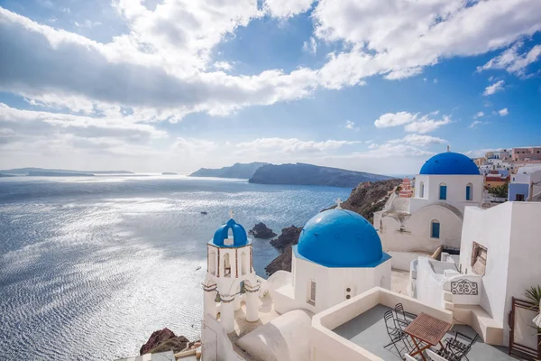 Hermoso pueblo de Oia en la isla de Santorini en Grecia — Foto de Stock